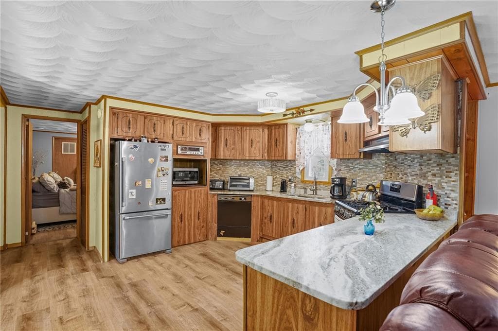 4 Leisure Way photo 5