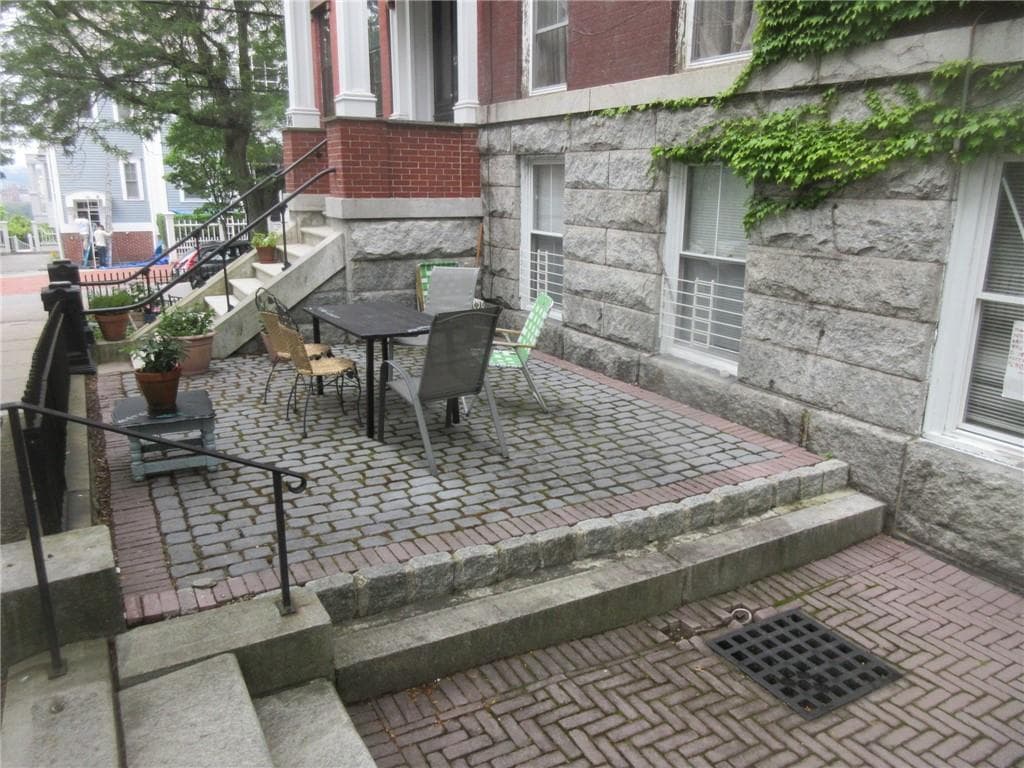 100 Bowen Street 8 units photo 2