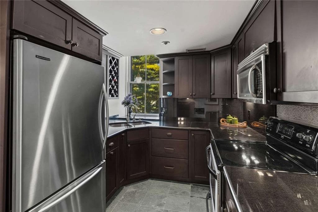 Condominium at 6 Howe Avenue UNIT 8, Newport, photo 7 of 20