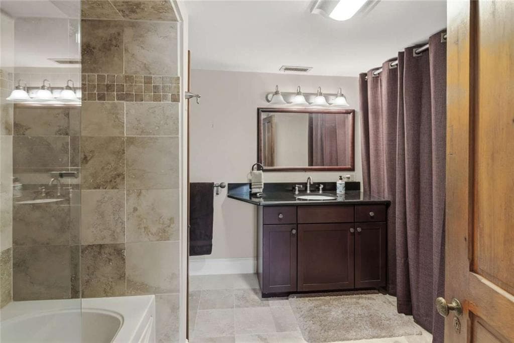Condominium at 6 Howe Avenue UNIT 8, Newport, photo 9 of 20