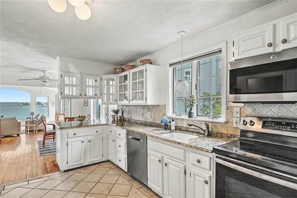 Single Family Residence at 41 Buena Vista Drive, North Kingstown, photo 12 of 44