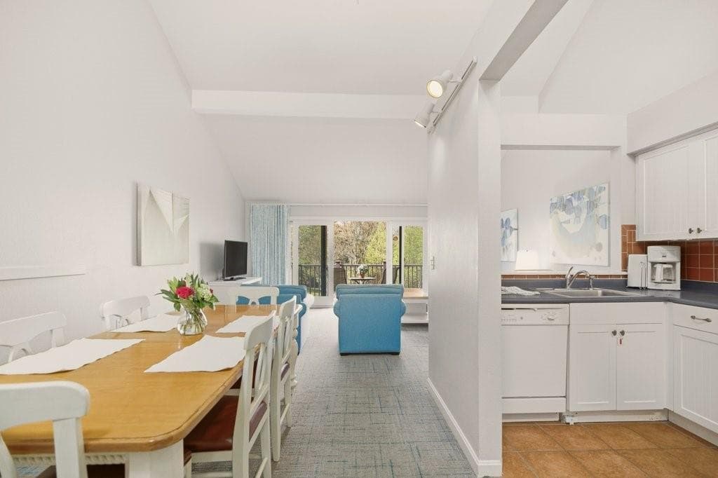 Condominium at 150 Bay View Drive UNIT 5, Jamestown, photo 7 of 25
