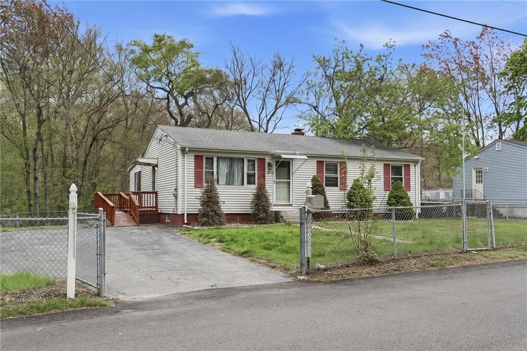 Single Family Residence at 27 Douglas Circle, Smithfield, photo 17 of 20