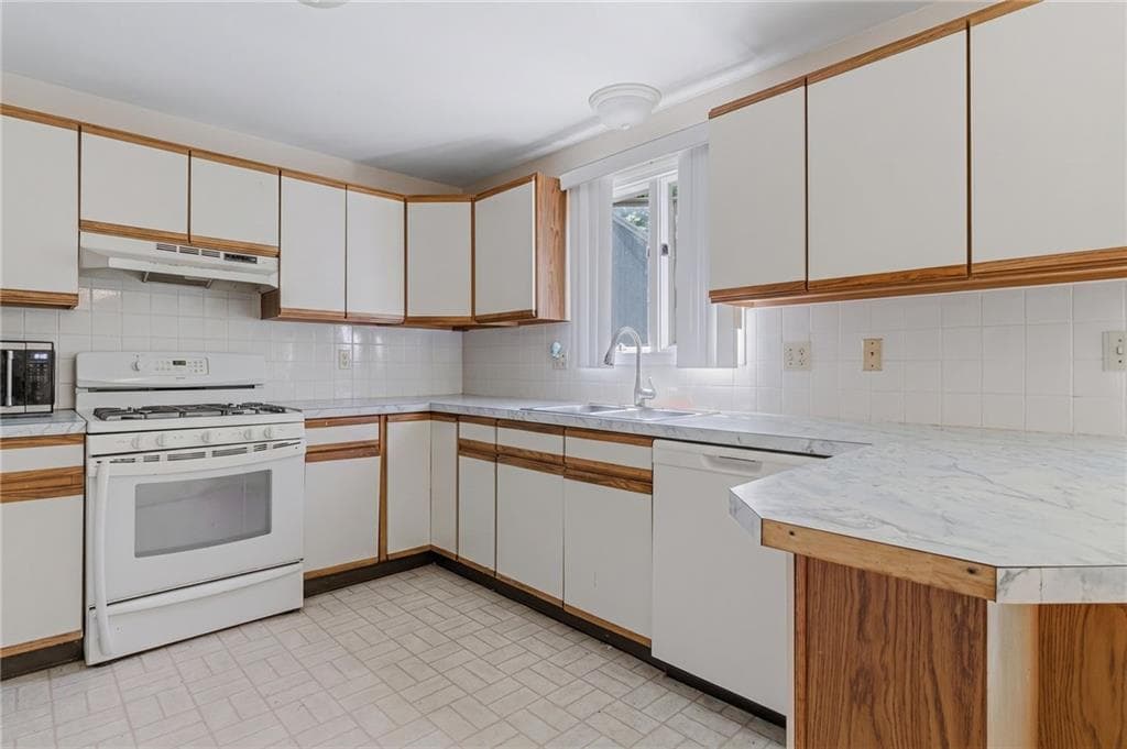 Condominium at 9 Tamarac Drive UNIT D, Smithfield, photo 2 of 35