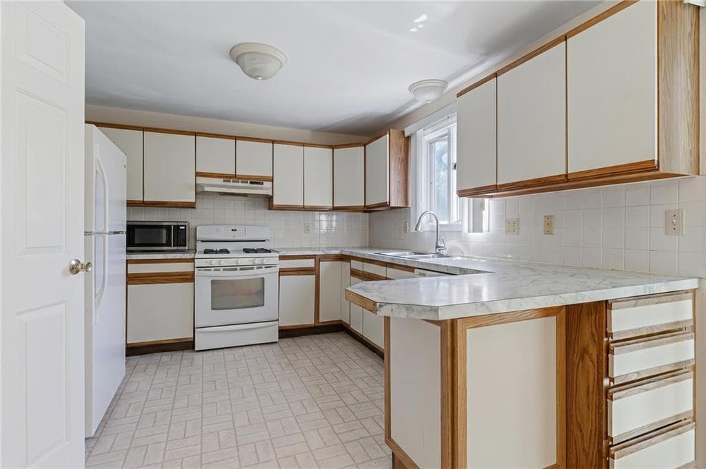 Condominium at 9 Tamarac Drive UNIT D, Smithfield, photo 3 of 35