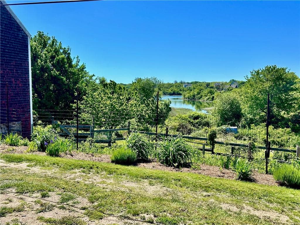 838 Center Road photo 22