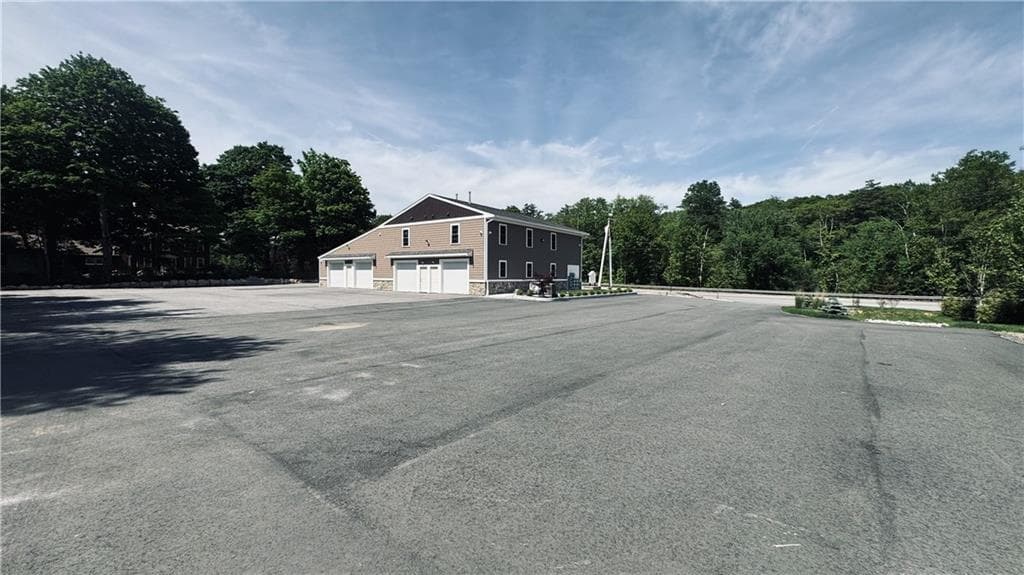 660 Putnam Pike photo 2