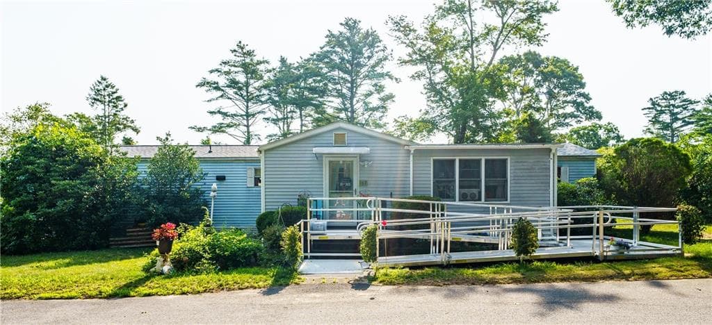 Single Family Residence at 465 57 Gardiner Road, Richmond, photo 2 of 23