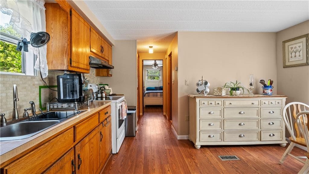 Single Family Residence at 465 57 Gardiner Road, Richmond, photo 12 of 23