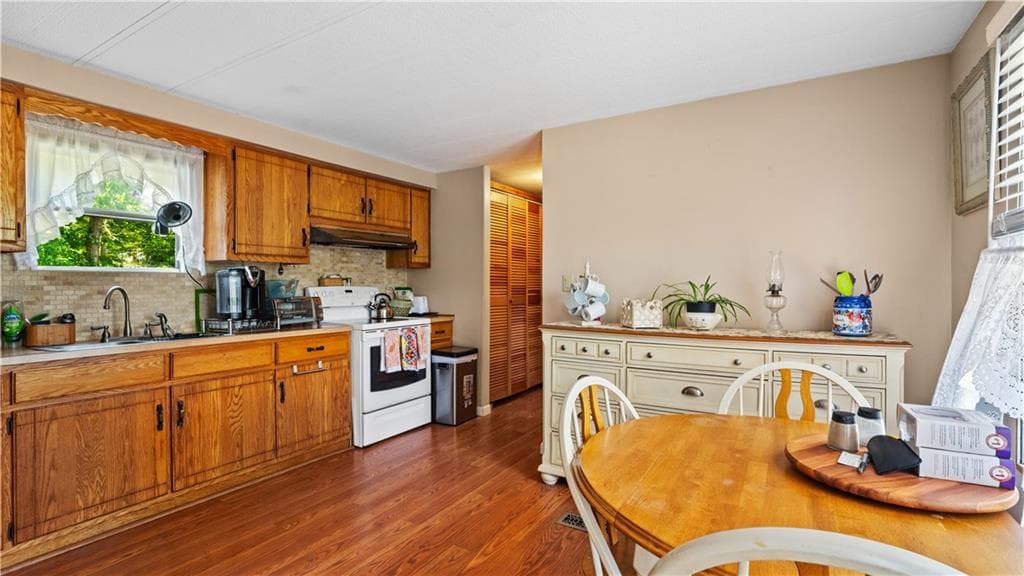 Single Family Residence at 465 57 Gardiner Road, Richmond, photo 11 of 23