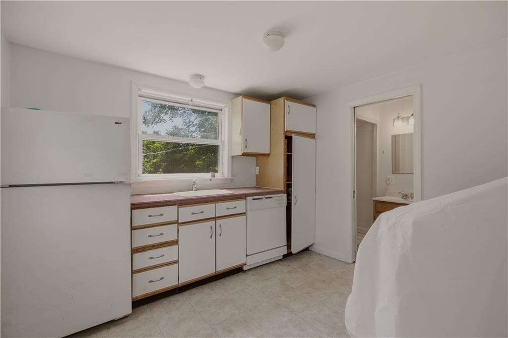 Multi Family at 21 East Road, Tiverton, photo 27 of 39