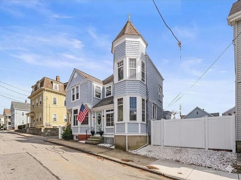 Single Family Residence at 43 Howard Street, Newport, photo 5 of 30
