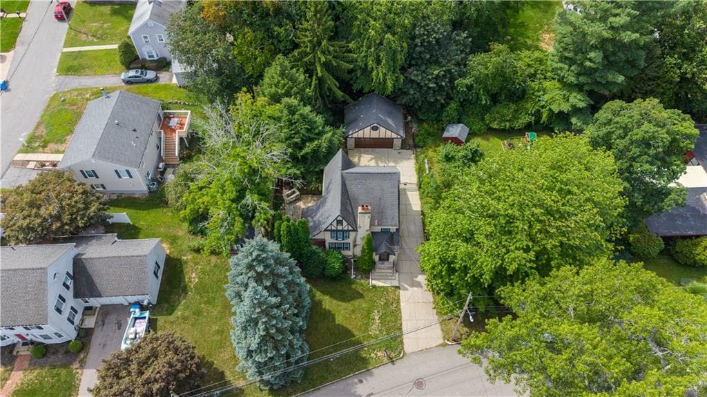 Single Family Residence at 4 Grandview Avenue, Lincoln, photo 7 of 49