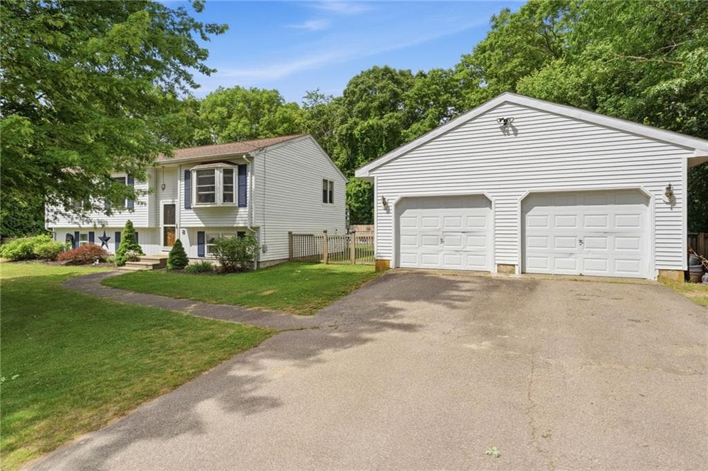 Single Family Residence at 8 Sparrow Drive, Westerly, photo 5 of 48
