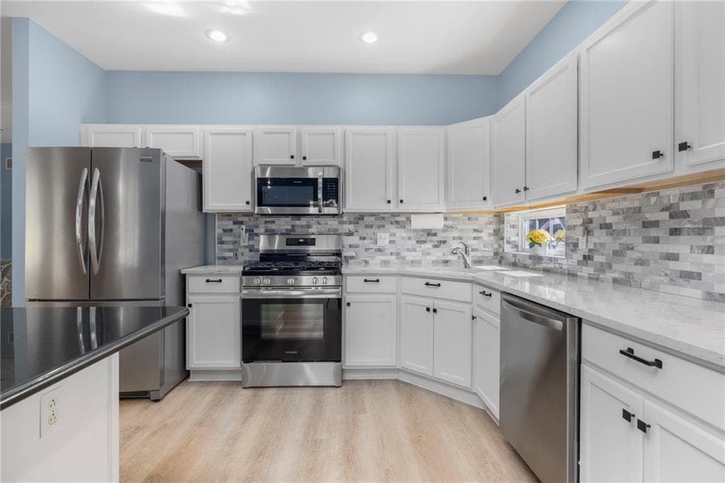 Condominium at 20 RIMWOOD Drive, Smithfield, photo 5 of 38