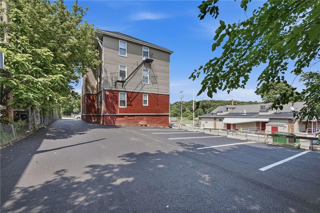 139 E School Street photo 44