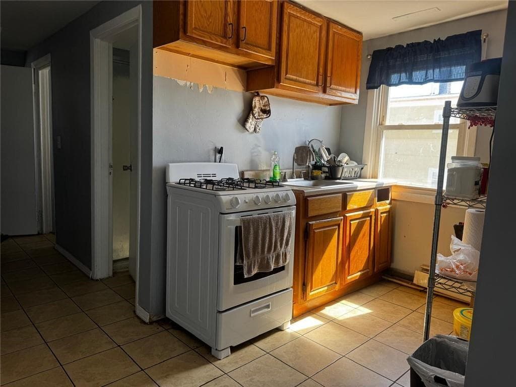 Multi Family at 194 Pavilion Avenue, Providence, photo 23 of 34