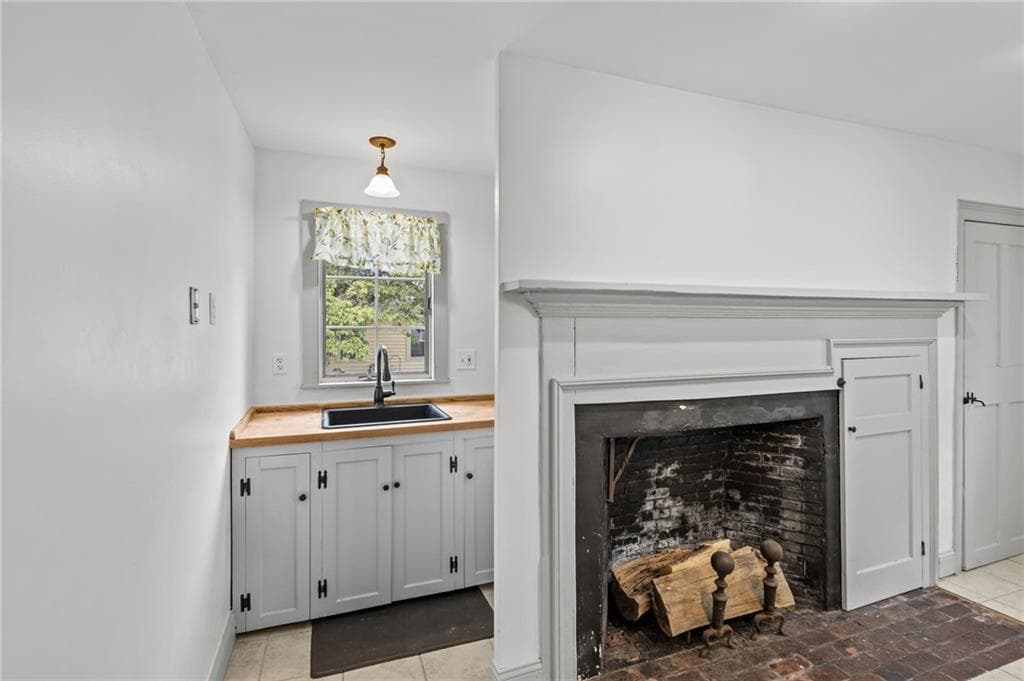 Multi Family at 189 Danielson Pike, Scituate, photo 8 of 44