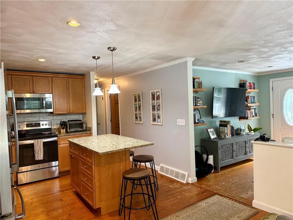 Single Family Residence at 408 Gardiner Road, Richmond, photo 5 of 12