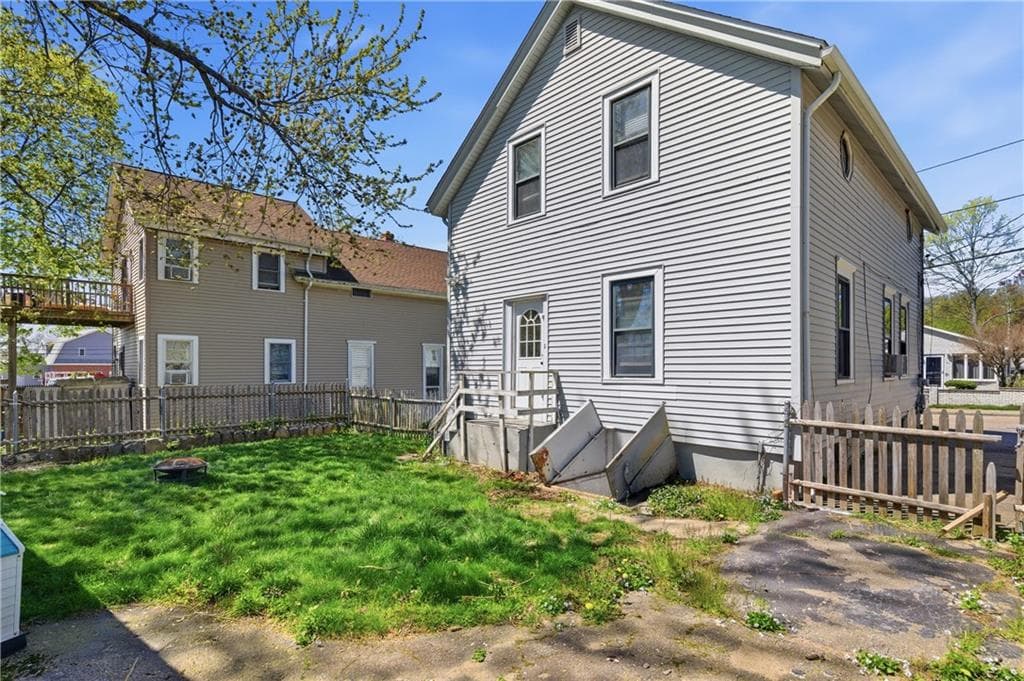 25 Hoppin Avenue photo 3