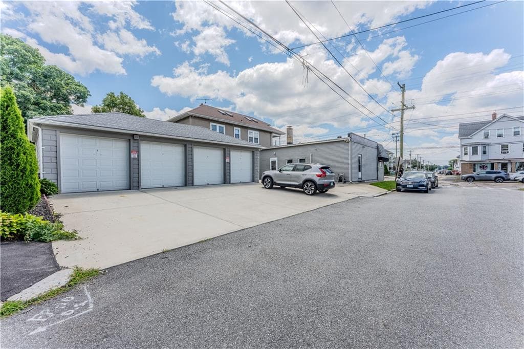 492 Warren Avenue photo 3