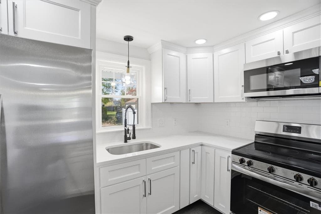 Single Family Residence at 45 Metropolitian park Drive, East Providence, photo 12 of 29