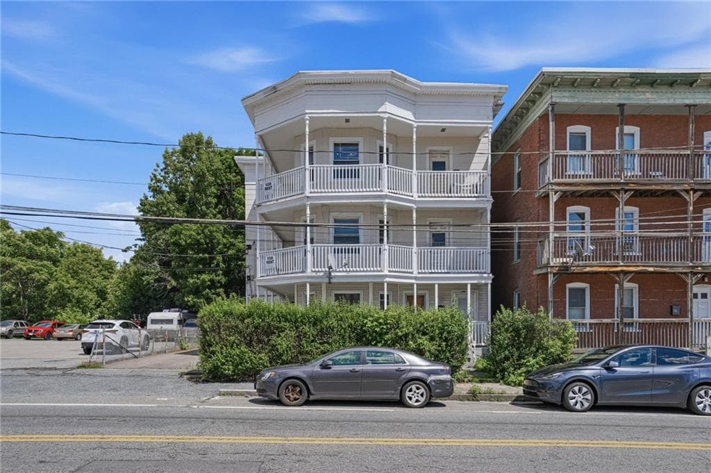 913 Social Street
