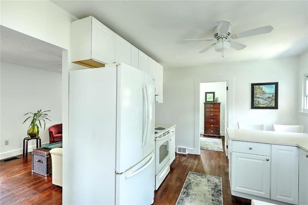 59 Booth Avenue photo 18
