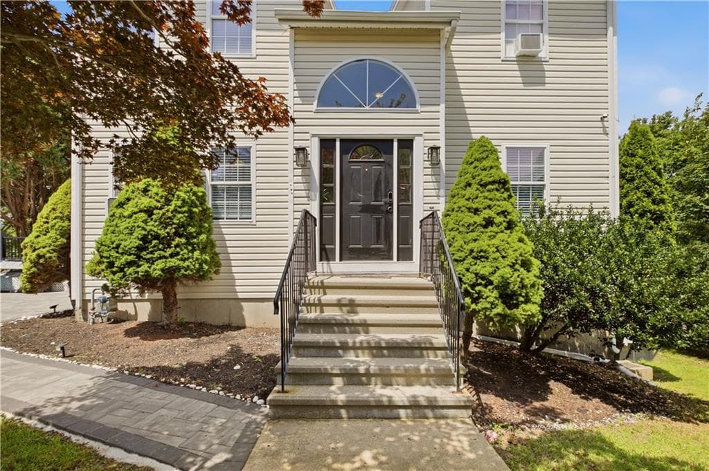 724 Woodman Street photo 2