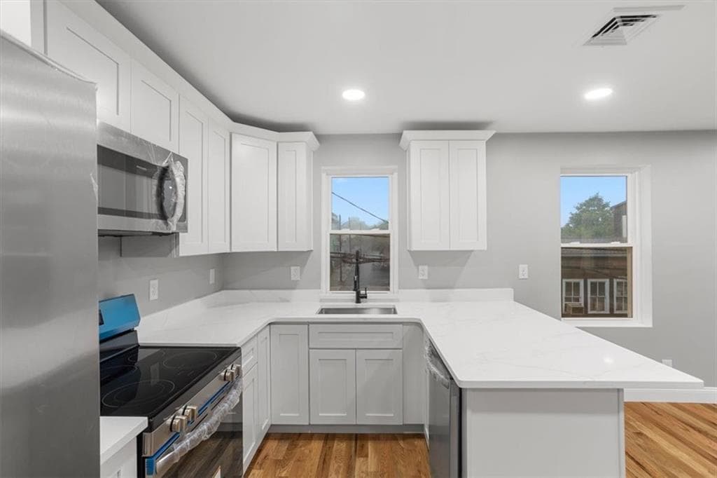 28 Potters Avenue photo 12