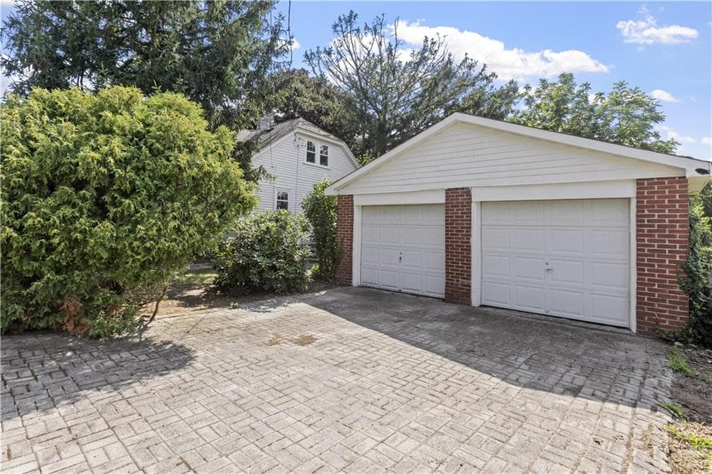 90 Hilltop Road photo 22