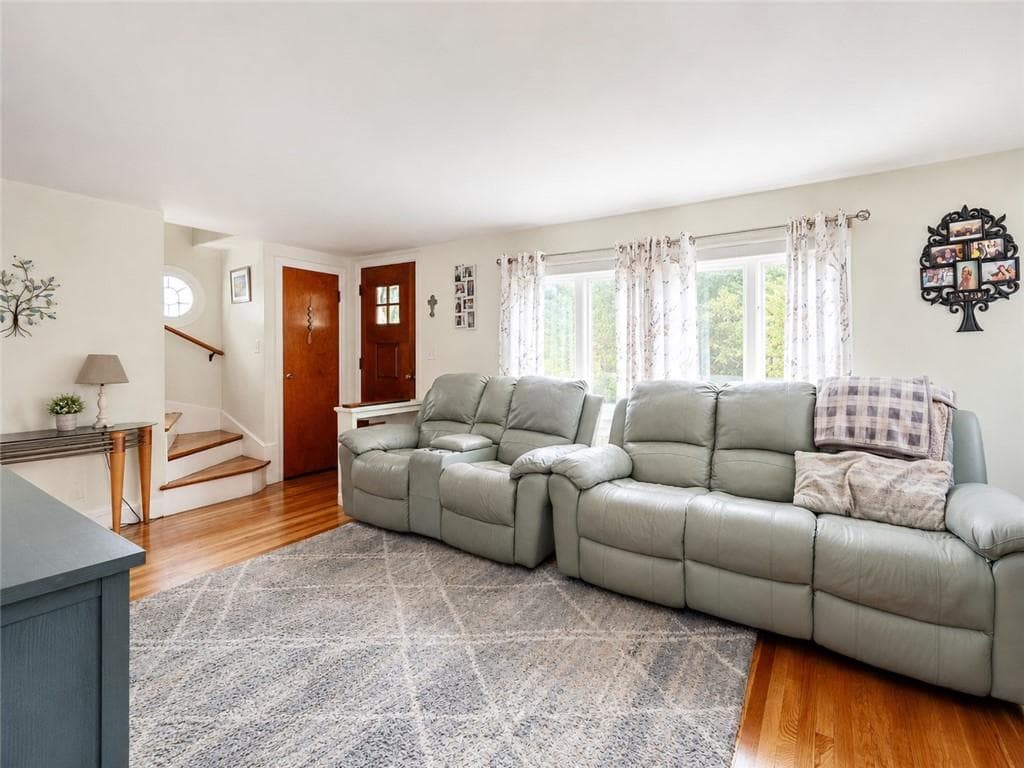 83 Harman Avenue photo 5
