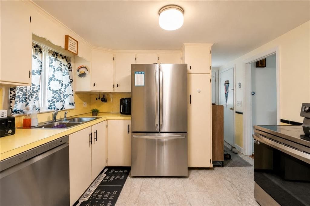 83 Harman Avenue photo 8
