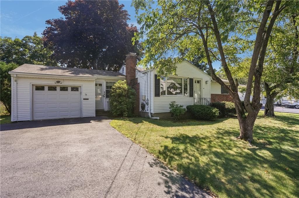 74 Ticonderoga Drive photo 2