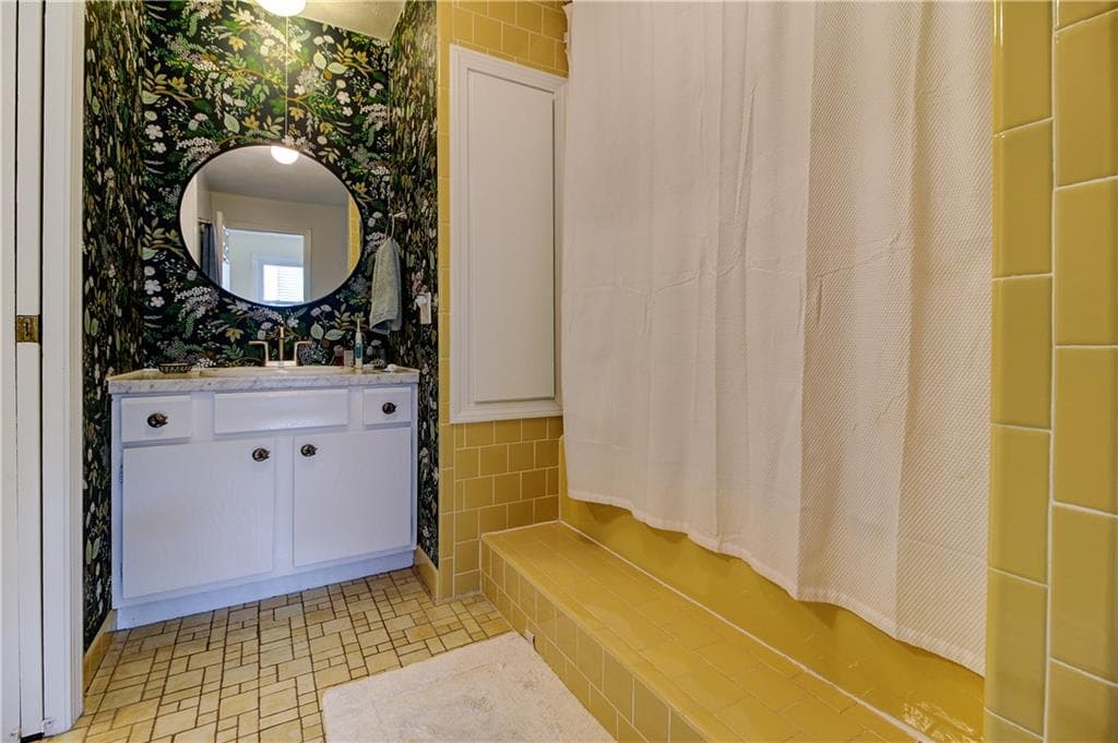 Condominium at 47 Wyndham Avenue, Providence, photo 13 of 17