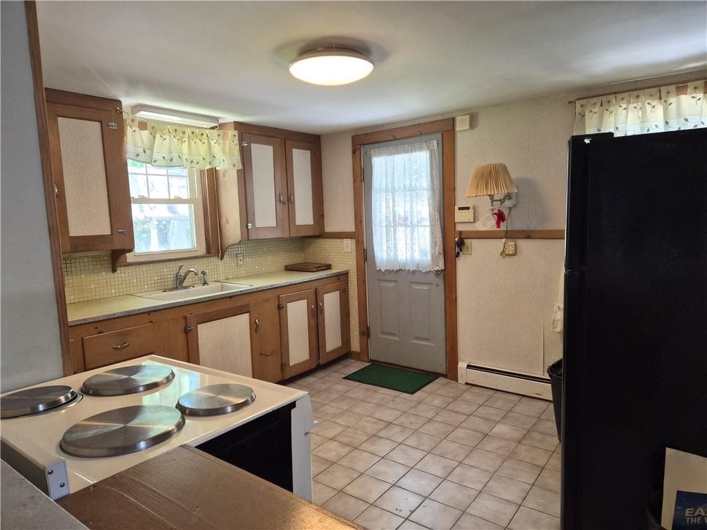 Single Family Residence at 384 Devils Foot Road, North Kingstown, photo 6 of 17