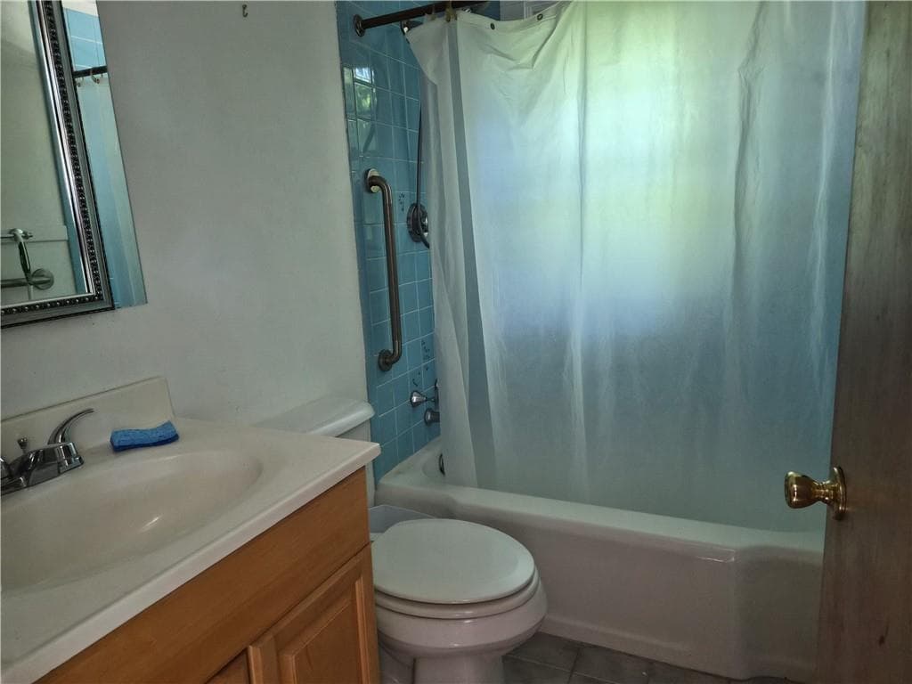 Single Family Residence at 384 Devils Foot Road, North Kingstown, photo 7 of 17