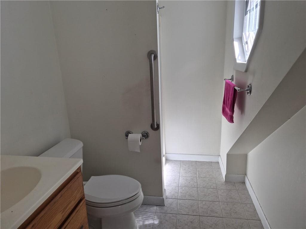 Single Family Residence at 384 Devils Foot Road, North Kingstown, photo 11 of 17