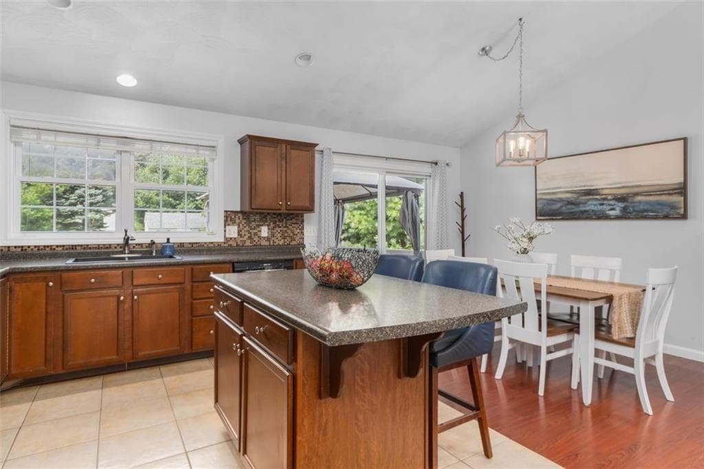 33 Charles Avenue photo 6