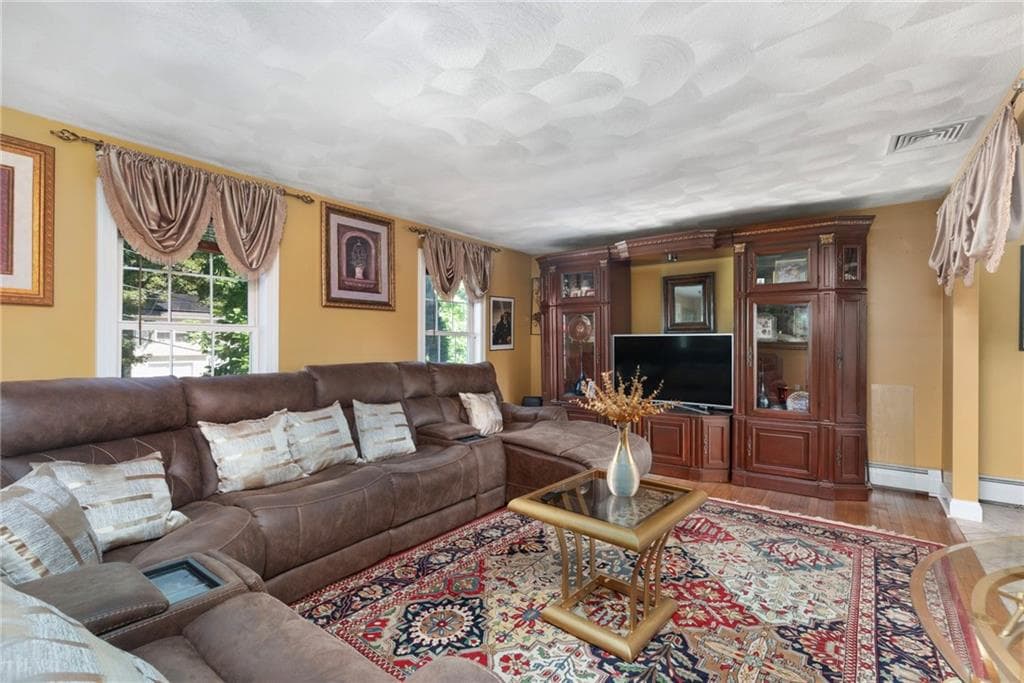 90 Rowley Street photo 2