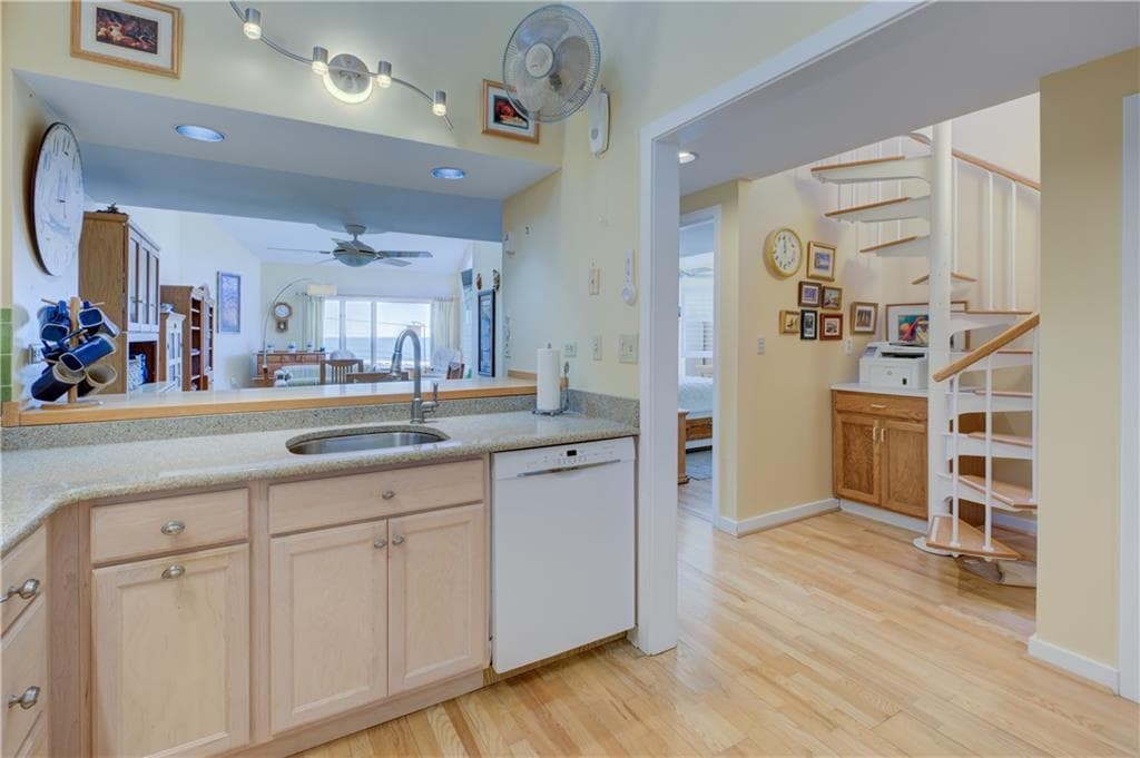 204 BELLEVUE Court UNIT 204 photo 15
