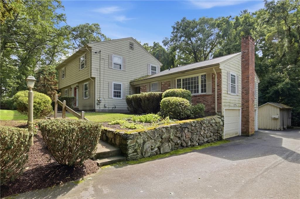 32 Bishop Drive photo 4