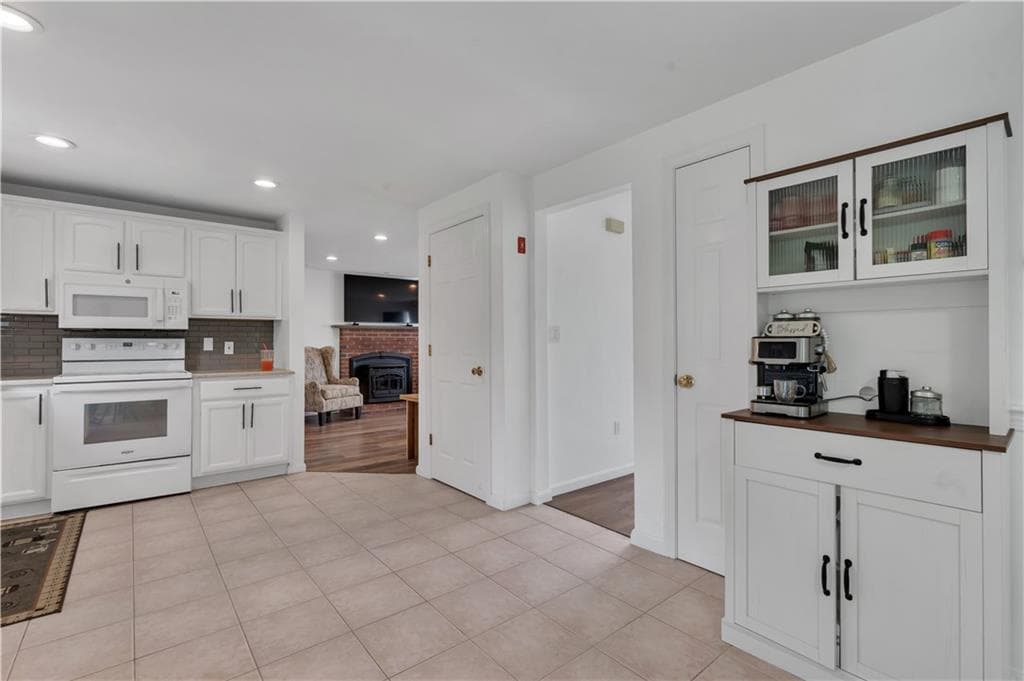 Single Family Residence at 6 Fleuette Drive, Bellingham, photo 7 of 40