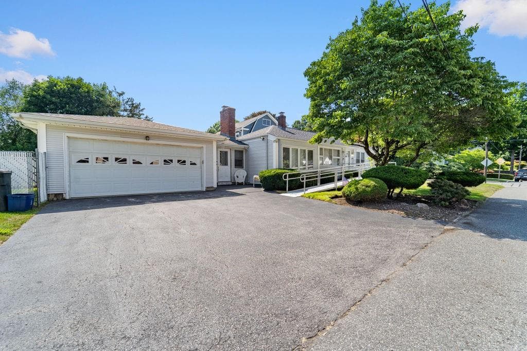 11 Hemlock Drive photo 3