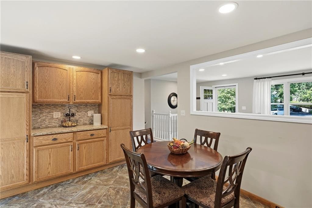 Single Family Residence at 36 Mary Beth Drive, Warwick, photo 7 of 26