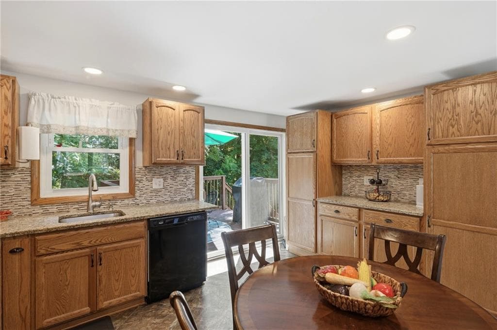 Single Family Residence at 36 Mary Beth Drive, Warwick, photo 9 of 26