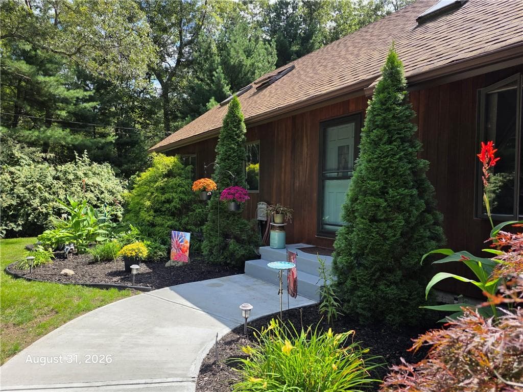 Single Family Residence at 1184 Fish Hill Road, West Greenwich, photo 4 of 28