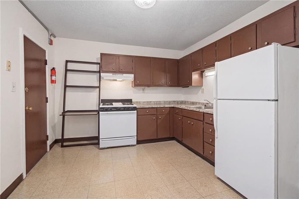 471 485 Pond Street photo 3