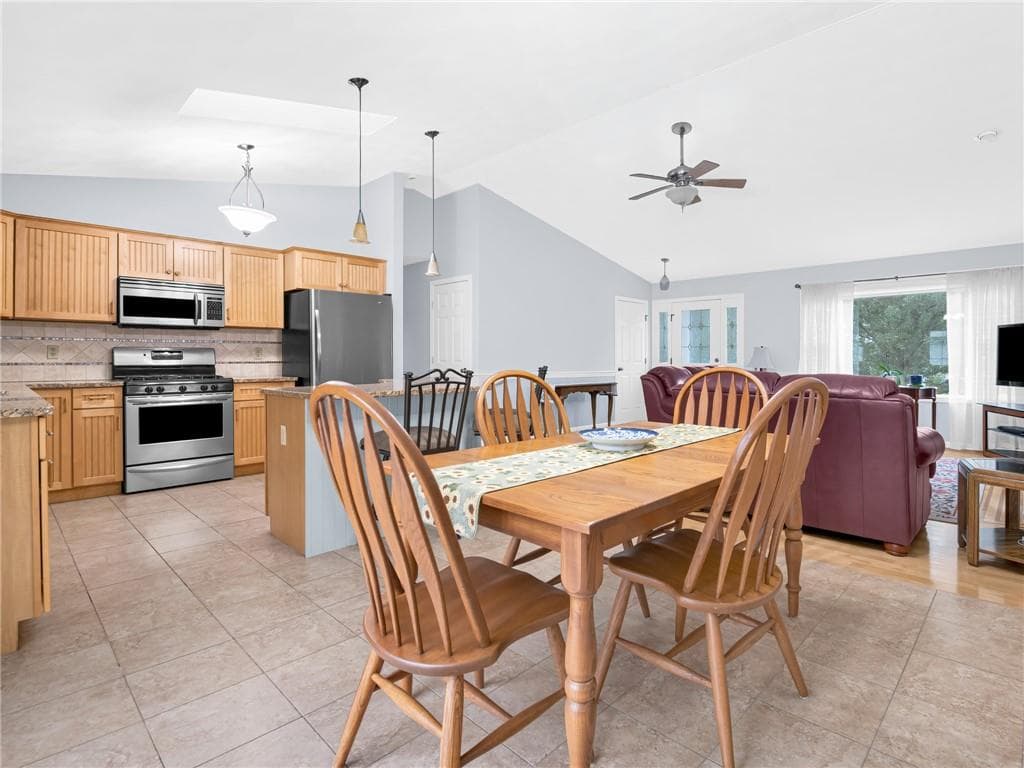 Single Family Residence at 85 Spooner Street, Warwick, photo 16 of 32