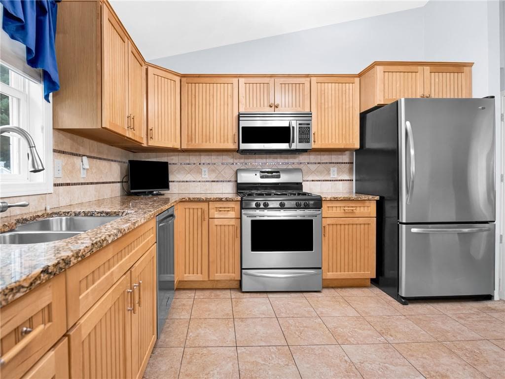 Single Family Residence at 85 Spooner Street, Warwick, photo 5 of 32